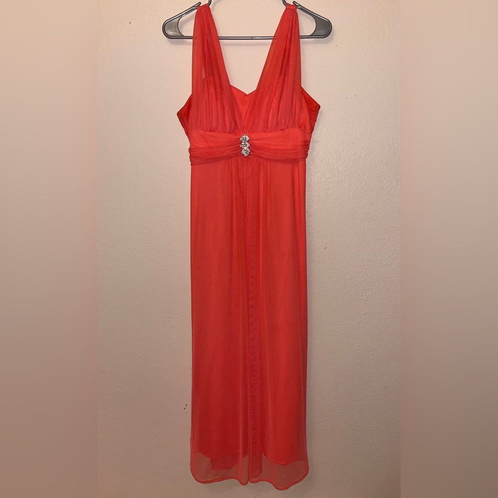 Spring color long dress perfect for any occasion.